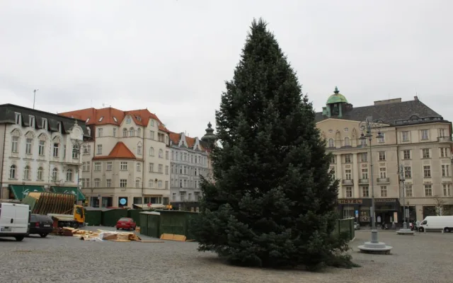 Brno se chystá na Vánoce. Dělníci staví stánky a na Zelňáku už mají strom