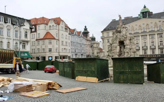Brno se chystá na Vánoce. Dělníci staví stánky a na Zelňáku už mají strom
