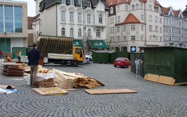 Brno se chystá na Vánoce. Dělníci staví stánky a na Zelňáku už mají strom