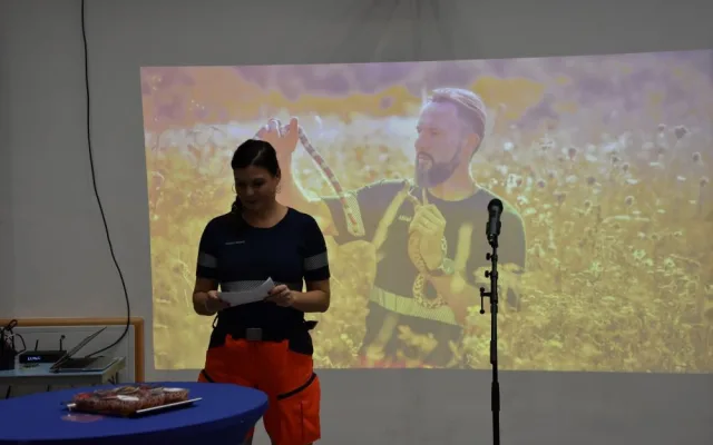 Jihomoravští záchranáři pózovali s hadem i včelami. Vyrobili kalendář