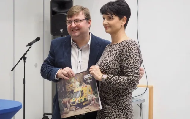 Kalendář pokřtili ředitelka jihomoravské záchranky Hana Albrechtová a známý herec a patron nadačního fondu Michal Isteník.