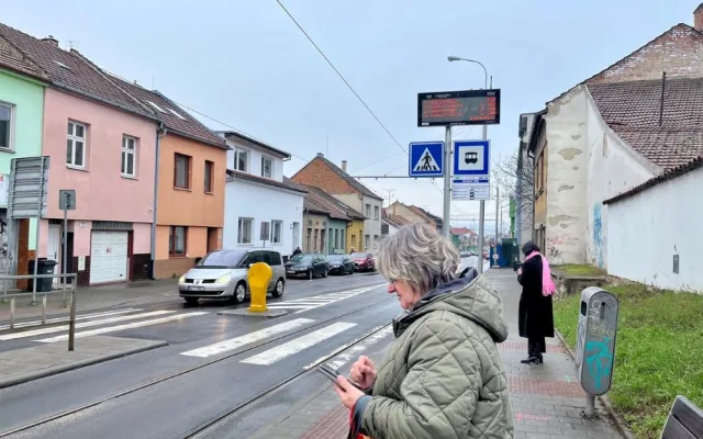Brno jde s dobou. Příjezdy a odjezdy šalin v Židenicích ukazují digitální tabule