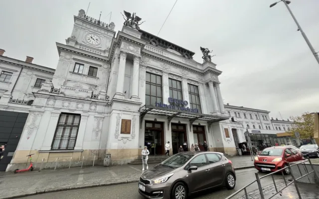 Brněnské nádraží je o něco přívětivější. V secesním sále se prodává drogistické zboží