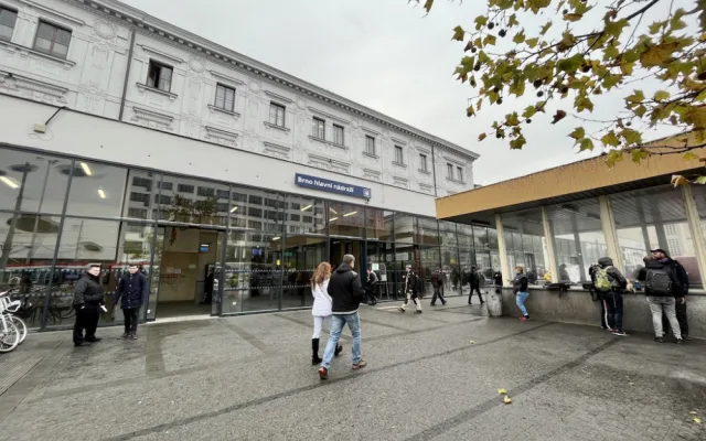 Brněnské nádraží je o něco přívětivější. V secesním sále se prodává drogistické zboží