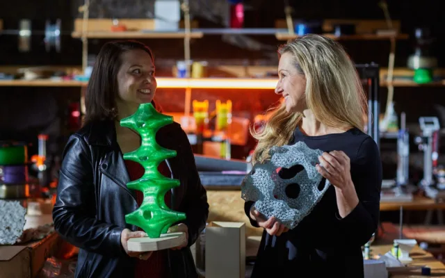 Jitka Hvězdová tvoří z odpadu vánoční ozdoby i šperky. Díky 3D tisku