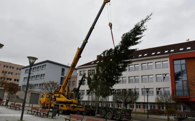 Je to koště, stěžují si lidé v Blansku na vánoční strom. Přidává se i starosta