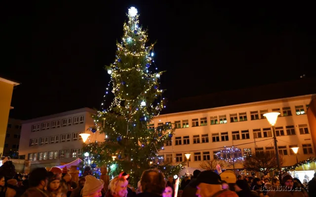 Je to koště, stěžují si lidé v Blansku na vánoční strom. Přidává se i starosta