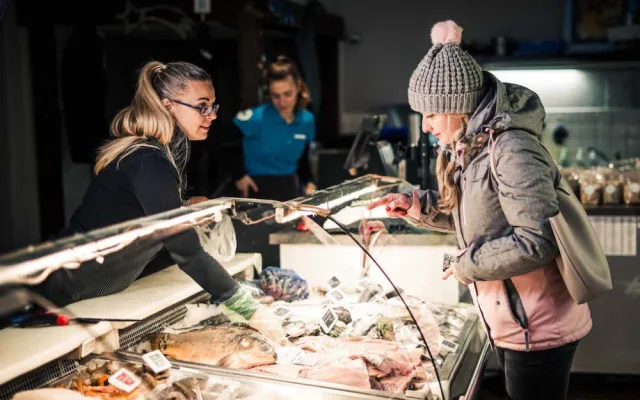 SOUTĚŽ: Vánoční kapr i čerstvý losos přímo do auta. V Brně funguje unikátní služba FishDrive