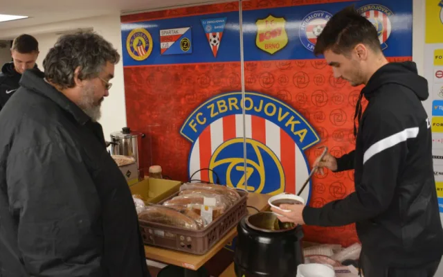 Nový účes, teplé svršky a guláš. Fotbalisté Zbrojovky rozveselili bezdomovce a chudé