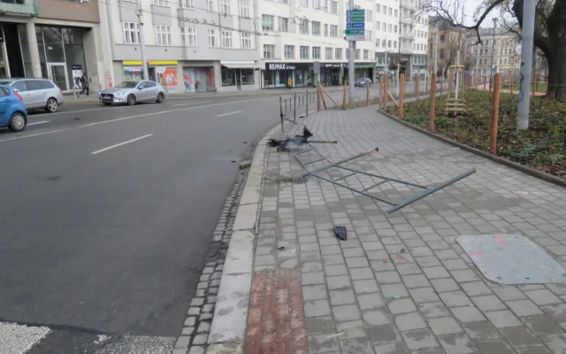 Opilý mladík předvedl zběsilou jízdu v centru Brna. Ničil auta, zábradlí a mířil na vánoční trhy