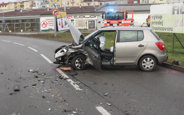 Opilý mladík předvedl zběsilou jízdu v centru Brna. Ničil auta, zábradlí a mířil na vánoční trhy