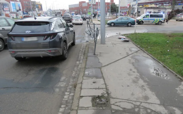 Opilý mladík předvedl zběsilou jízdu v centru Brna. Ničil auta, zábradlí a mířil na vánoční trhy