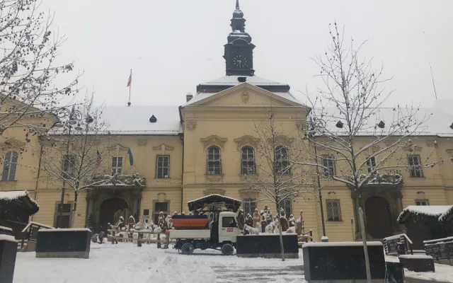 Brno zasypal sníh, dopravní podnik odkláněl šaliny