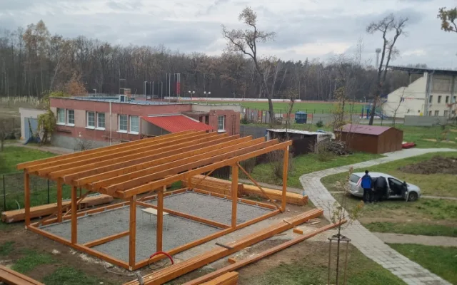 Hodonín buduje chytrou venkovní učebnu s letním kinem a kalifornskými žížalami.