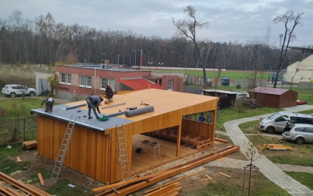 Hodonín buduje chytrou venkovní učebnu s letním kinem a kalifornskými žížalami.