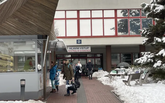 Brněnská dětská nemocnice praská ve švech. Děti čekají na ošetření až pět hodin