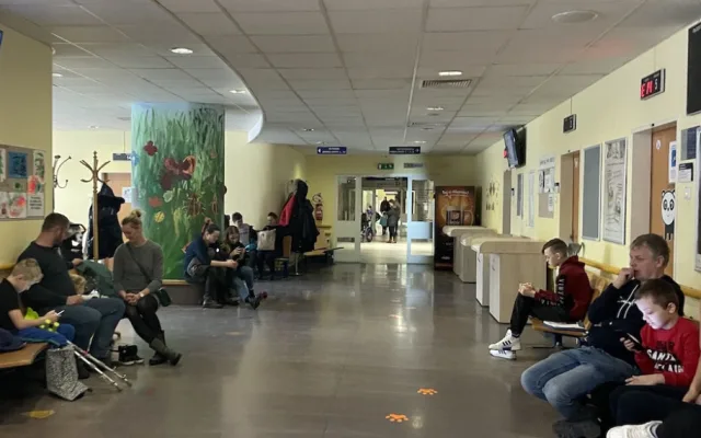Brněnská dětská nemocnice praská ve švech. Děti čekají na ošetření až pět hodin