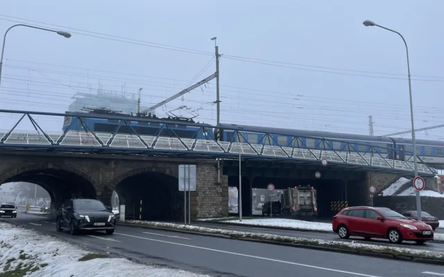 Železničáři staví v Brně provizorní konstrukci a zlobí se na magistrát