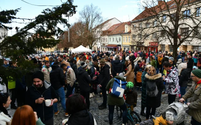 Boskovice rozdávaly polévku chudým i bohatým lidem. Vybrané peníze dostanou potřební