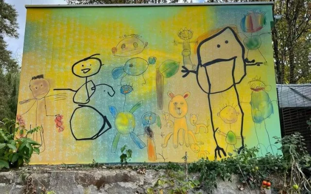 Trafostanici Viniční u MŠ Šaumannova v Brně zdobí motivy dětí z místní školky