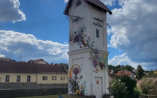 Na malbě na věžové trafostanici v Žerůtkách na Znojemsku je i kudlanka nábožná i blízkého Národního parku Podyjí