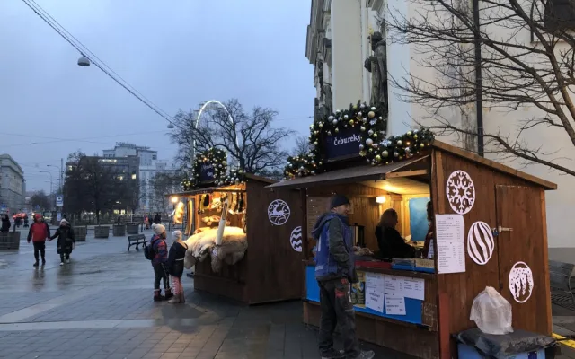 Brno slaví ukrajinské Vánoce. U sochy Jošta voní šašliky i boršč