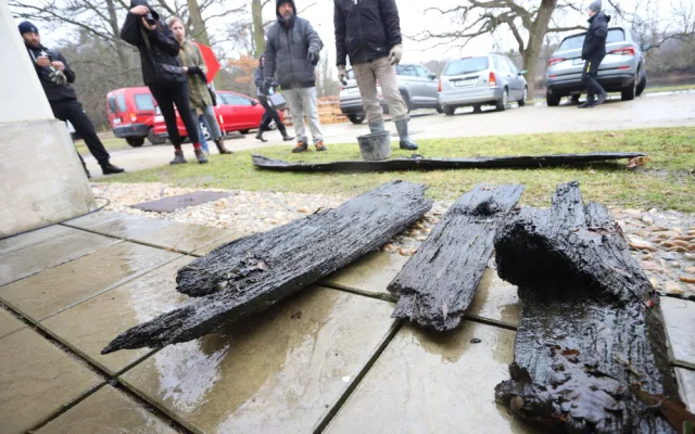 Řeka Dyje vydala vzácný nález. Archeologové vytáhli plavidlo z raného novověku