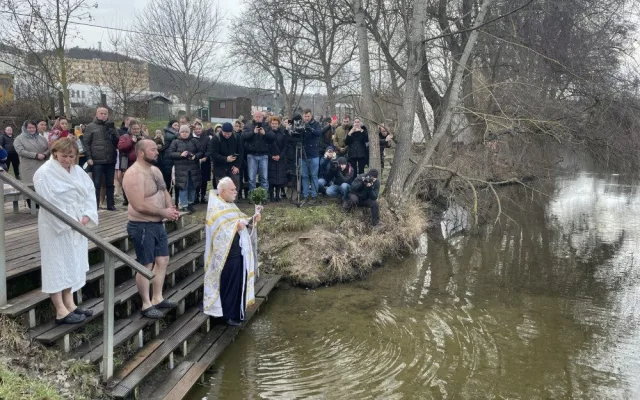 Brněnští věřící skočili do řeky, aby uctili památku Ježíše