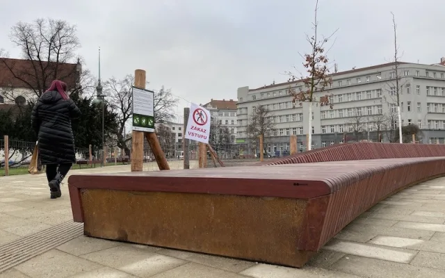 Lidé v Brně marně loví mobily z designových laviček. Pomáhá klacík nebo demontáž