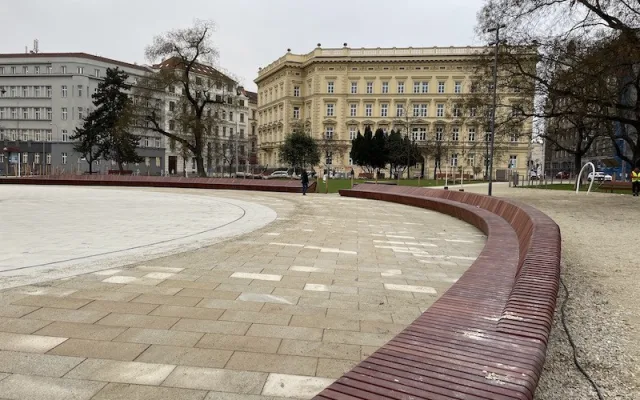 Lidé v Brně marně loví mobily z designových laviček. Pomáhá klacík nebo demontáž