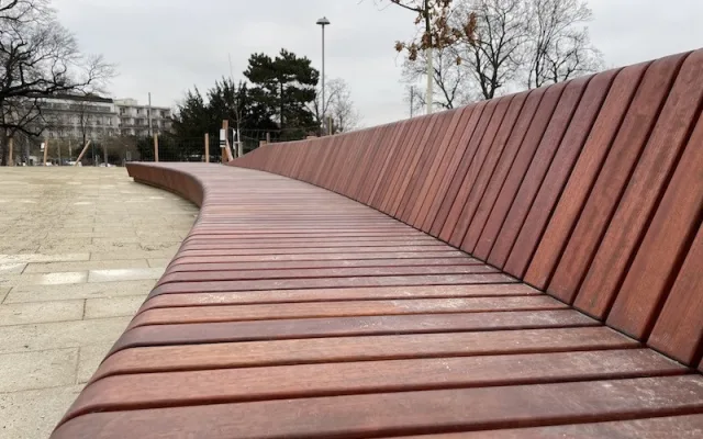 Lidé v Brně marně loví mobily z designových laviček. Pomáhá klacík nebo demontáž