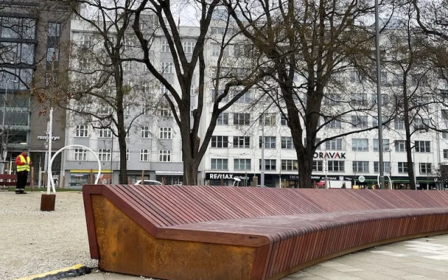 Lidé v Brně marně loví mobily z designových laviček. Pomáhá klacík nebo demontáž