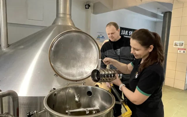 Na Starém Brně s předstihem vaří zelený pivo. Výrobu barevného moku poprvé řídí žena