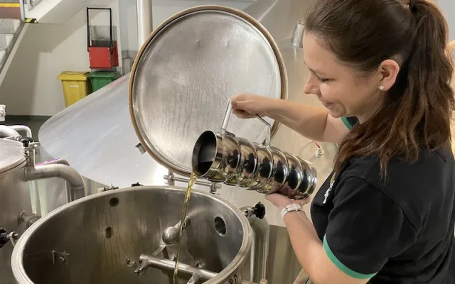 Na Starém Brně s předstihem vaří zelený pivo. Výrobu barevného moku poprvé řídí žena