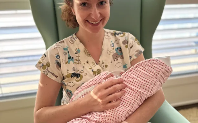 Lékaři našli ve znojemském babyboxu Kačenku. Byla zabalená do trička