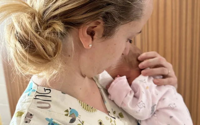 Lékaři našli ve znojemském babyboxu Kačenku. Byla zabalená do trička