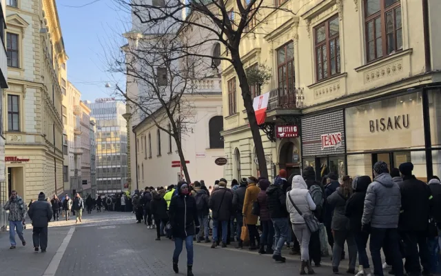 Tisíce lidé mrzne v Brně ve frontě na pamětní tisícovku