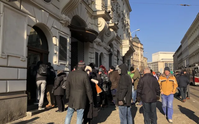 Tisíce lidé mrzne v Brně ve frontě na pamětní tisícovku