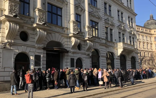 Tisíce lidé mrzne v Brně ve frontě na pamětní tisícovku