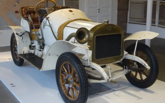 Historické vozy Laurin &amp; Klement i auto, ve kterém jezdil papež. Obchodní centrum Olympia Brno chystá unikátní výstavu
