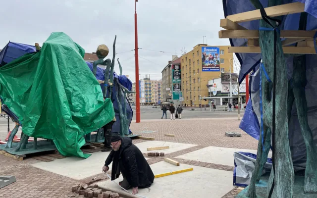 Nové umělecké dílo v Brně má problém. Je křivý povrch, všímají si ve městě