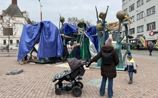 Nové umělecké dílo v Brně má problém. Je křivý povrch, všímají si ve městě