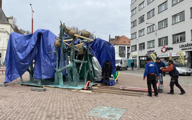 Nové umělecké dílo v Brně má problém. Je křivý povrch, všímají si ve městě