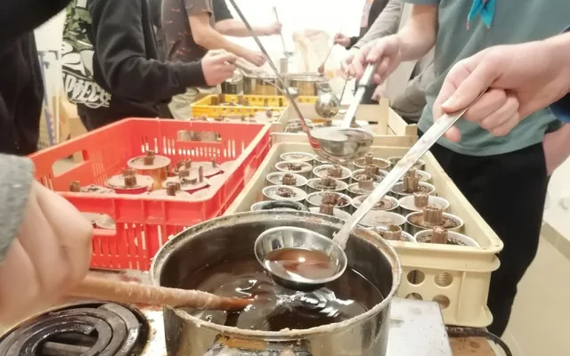 Brněnští skauti vyrábí pro Ukrajinu speciální svíčky, které zahřejí i lidem ohřejí jídlo