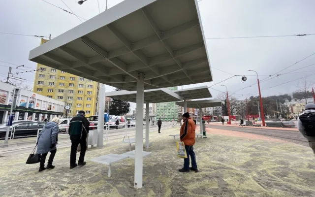 Brno schytává kritiku za opravené náměstí. Lidé moknou na zastávce a blokuje je zábradlí