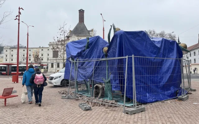 Brno schytává kritiku za opravené náměstí. Lidé moknou na zastávce a blokuje je zábradlí
