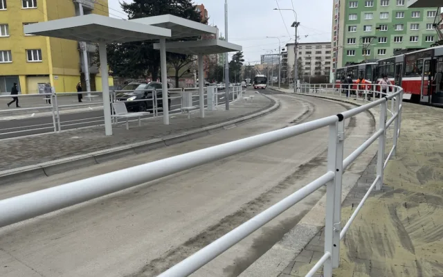 Brno schytává kritiku za opravené náměstí. Lidé moknou na zastávce a blokuje je zábradlí