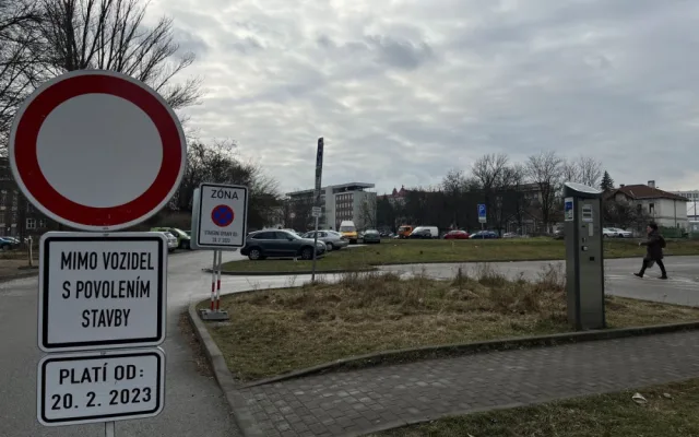 U Studentského náměstí ode dneška nezaparkujete. Začíná stavba nového parkovacího domu