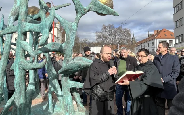 Zástupci Augustiniánského opatství soše požehnali