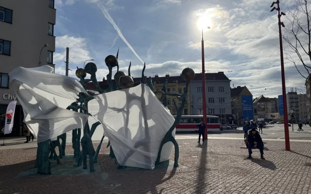 Socha Hrachovina před slavnostním odhalením